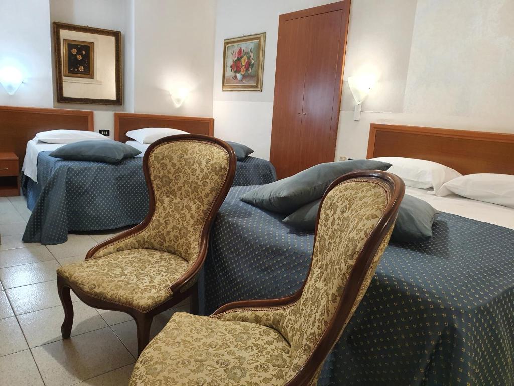 Четырехместный (Стандартный четырехместный номер) отеля Hotel San Giorgio, Бергамо