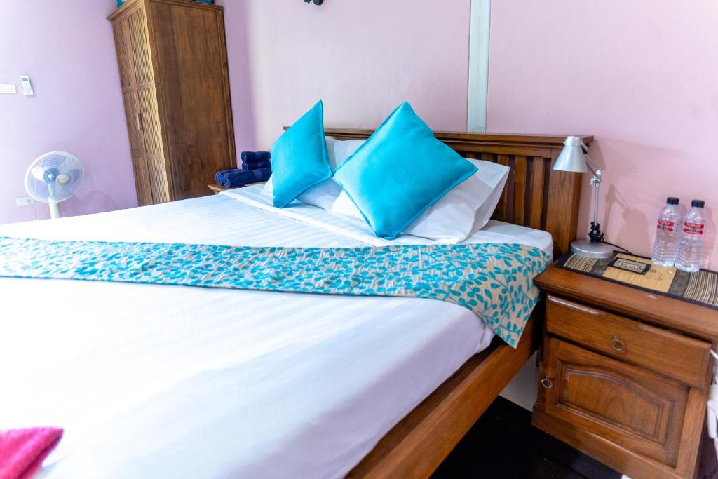 Двухместный (Номер Делюкс с кроватью размера «king-size») отеля Sumalee Resort, Пхукет