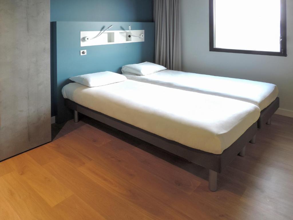Двухместный (Standard Twin Room with Retractable Bed) отеля Hotel Ibis Budget Rouen Centre Rive Gauche, Руан