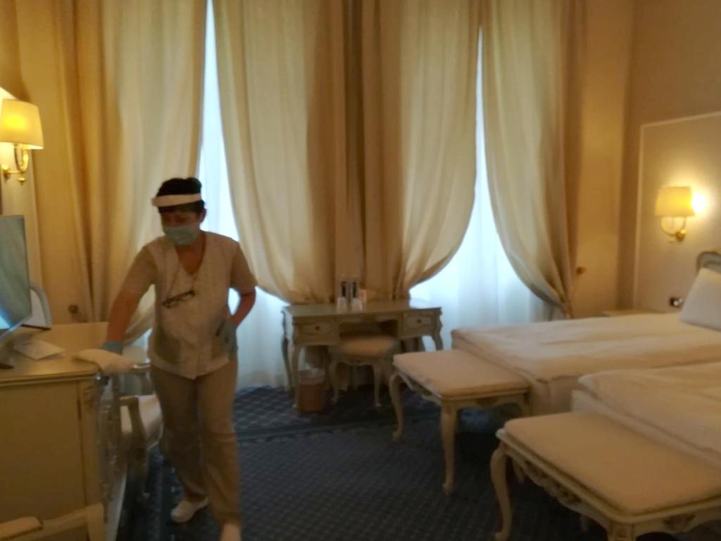 Двухместный (Двухместный номер Делюкс с 2 отдельными кроватями) отеля Grand Hotel Continental, Бухарест