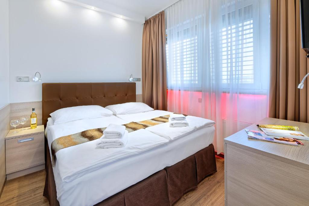 Двухместный (Двухместный номер Делюкс с 1 кроватью или 2 отдельными кроватями) отеля Aura Design & Garden Pool, Прага
