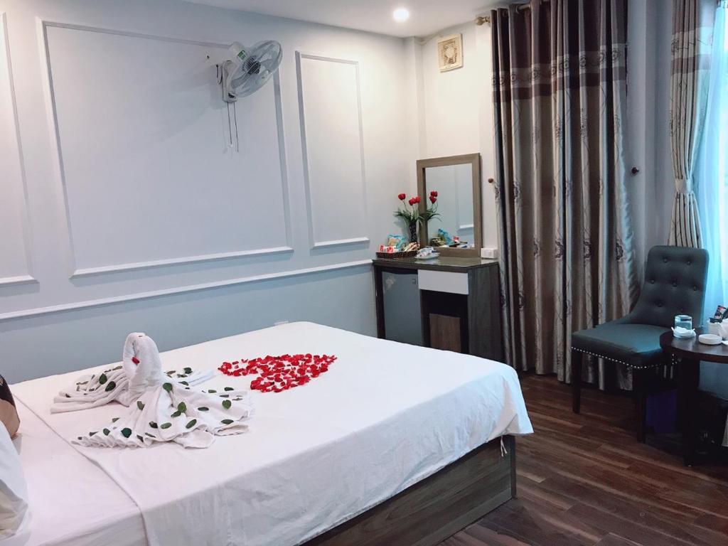 Двухместный (Улучшенный номер с кроватью размера «queen-size») отеля Hotel Việt Mỹ, Ханой