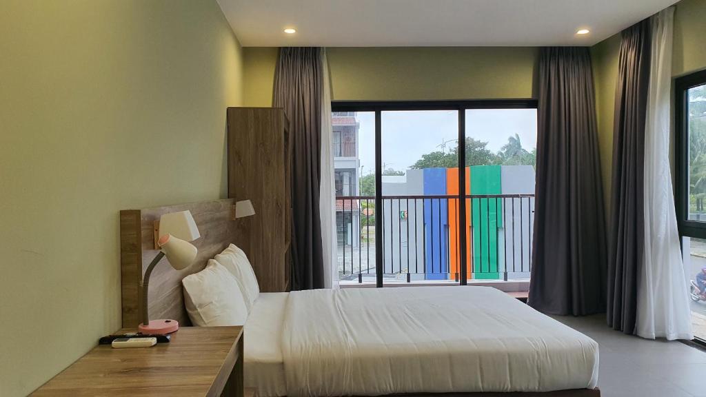Двухместный (Улучшенный двухместный номер с 1 кроватью) отеля OMELY HOTEL, Дуонг-Донг