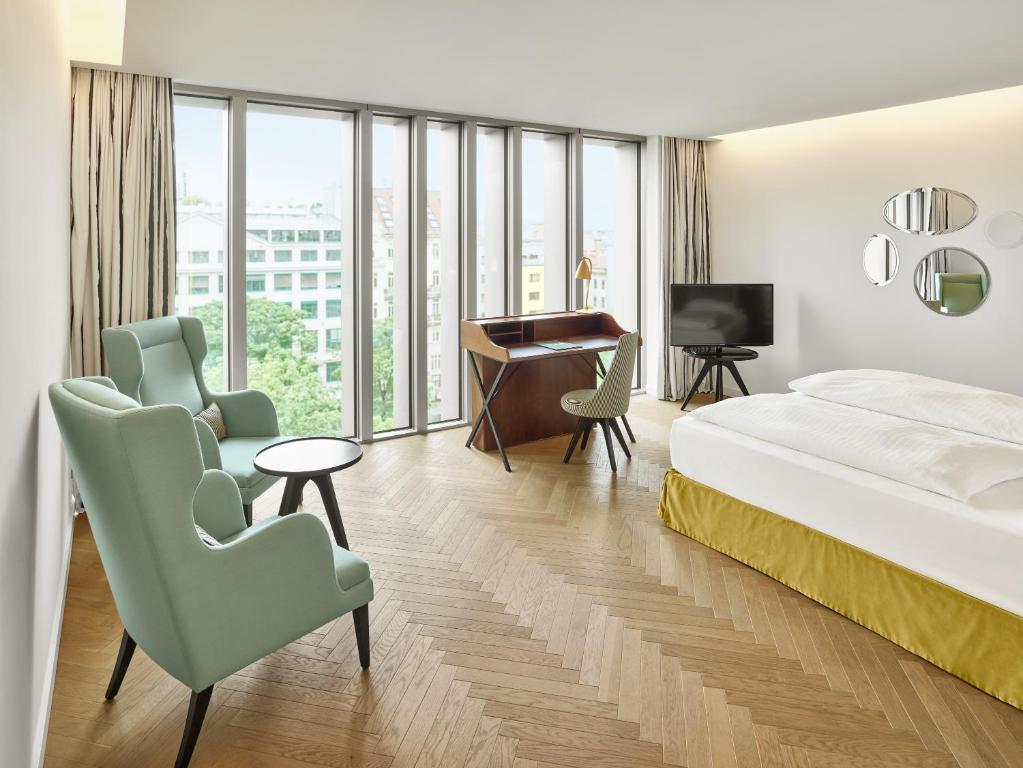 Двухместный (Улучшенный двухместный номер с 2 отдельными кроватями) отеля Falkensteiner Hotel Wien Margareten, Вена