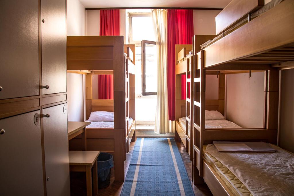 Номер (Односпальная кровать в общем номере с 6 кроватями) хостела Youth Hostel Zagreb, Загреб