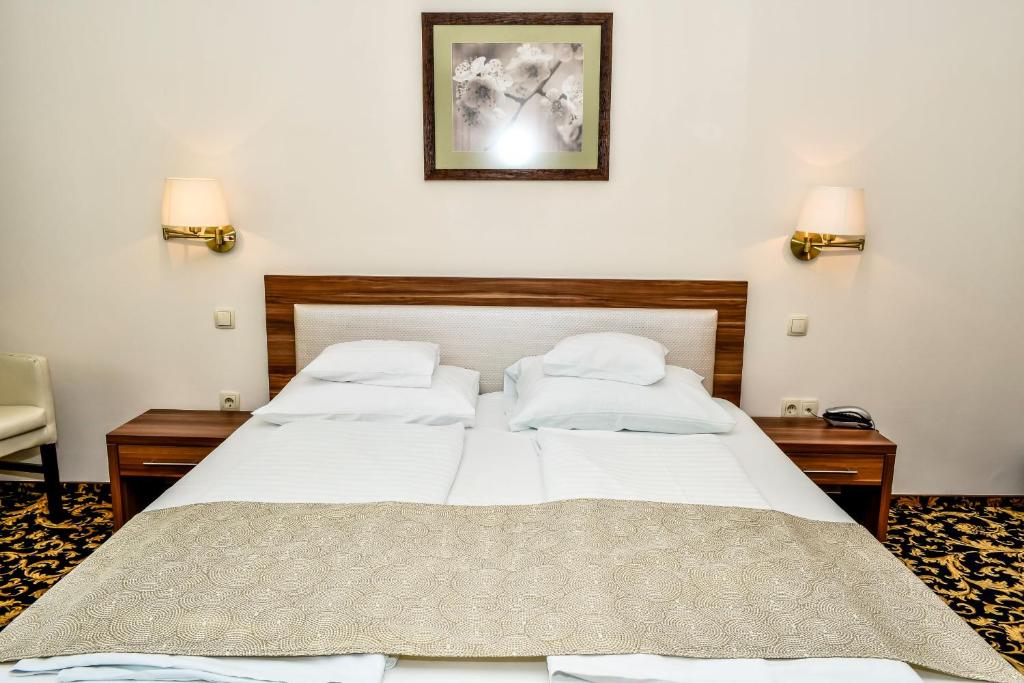 Двухместный (Двухместный номер с 1 кроватью и балконом) отеля Simbad Hotel & Bar Superior, Мошонмадьяровар
