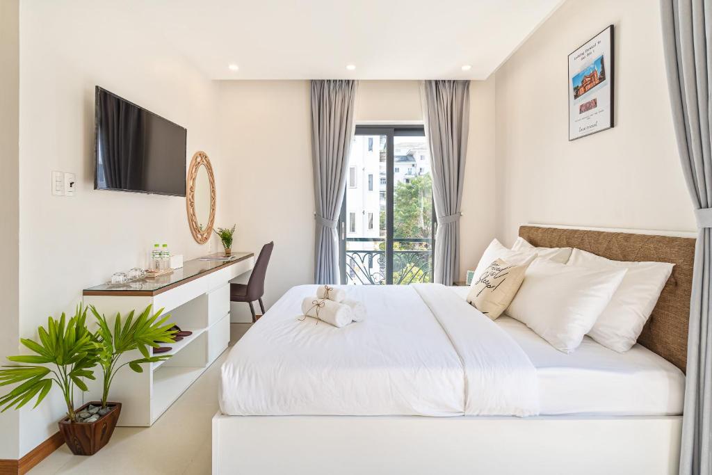 Двухместный (Двухместный номер Делюкс с 1 кроватью и балконом) апарт-отеля The Royal Hotel & Apartment - Phu My Hung, Хошимин