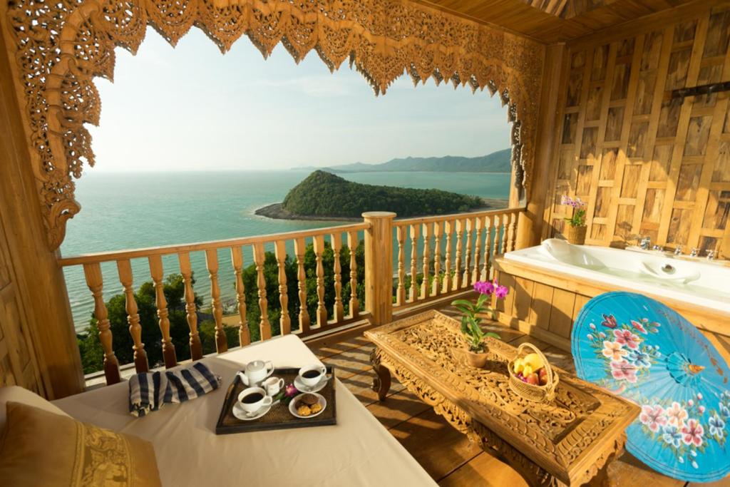 Двухместный (Улучшенный двухместный номер Делюкс с 1 кроватью, вид на море) курортного отеля Santhiya Koh Yao Yai Resort & Spa, Кох Яо Яй