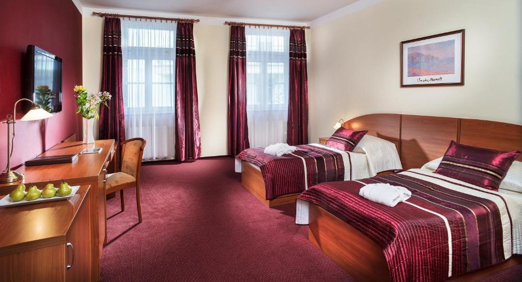 Двухместный (Специальное предложение - Двухместный номер с 1 кроватью или 2 отдельными кроватями и пакетом спа-услуг) отеля Hotel Reitenberger, Марианские Лазне