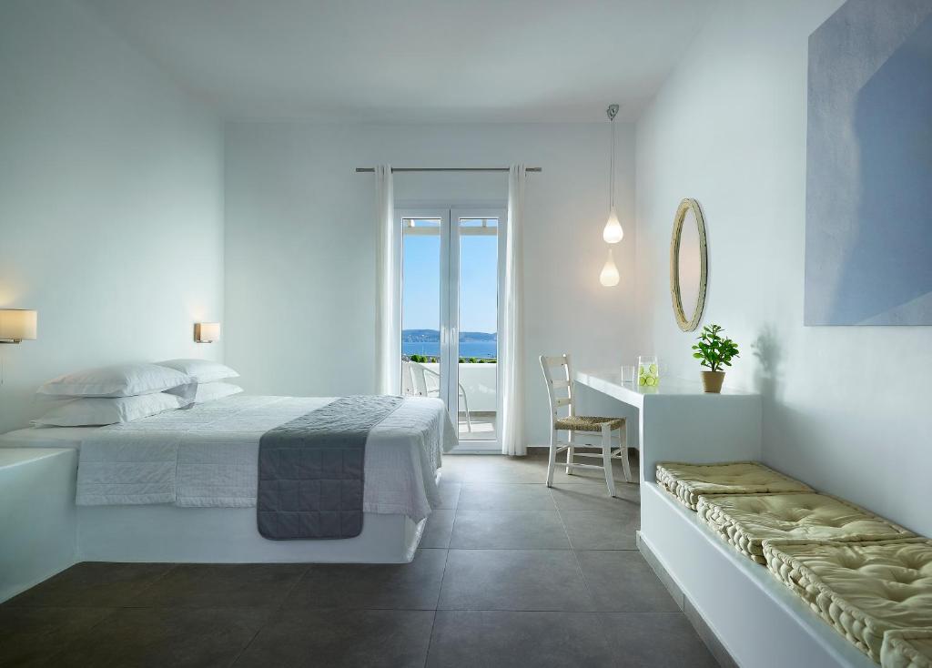 Сьюит (Люкс с кроватью размера «queen-size» и видом на море) отеля Santa Maria Luxury Suites & Spa, Адамас