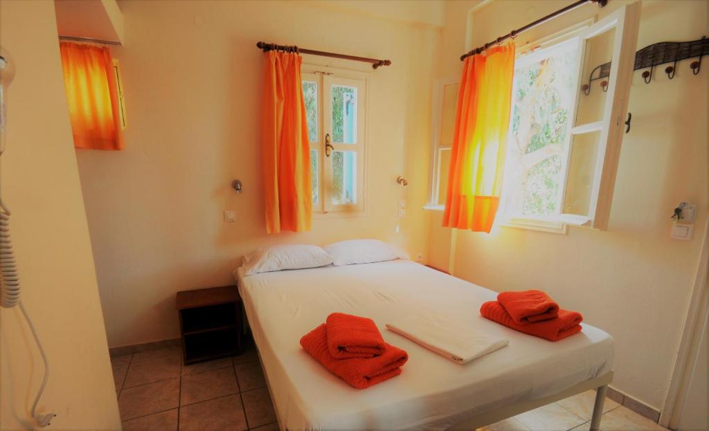 Двухместный (Стандартный двухместный номер с 1 кроватью или 2 отдельными кроватями) хостела Santorini Hostel, Тира