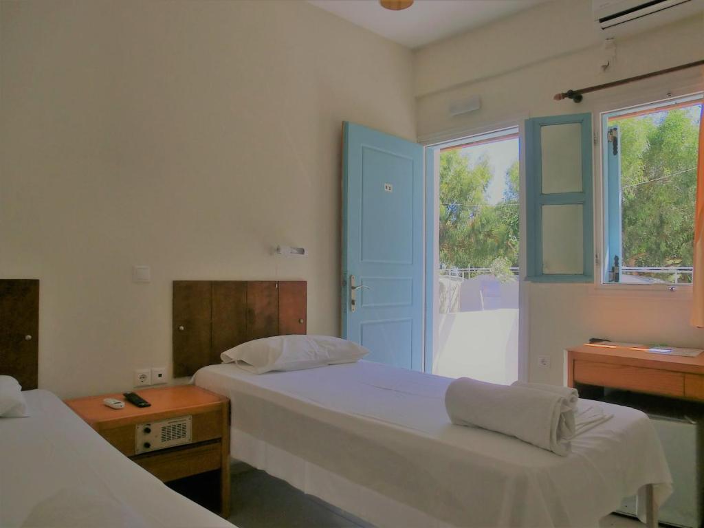 Двухместный (Стандартный двухместный номер с 2 отдельными кроватями) хостела Santorini Hostel, Тира
