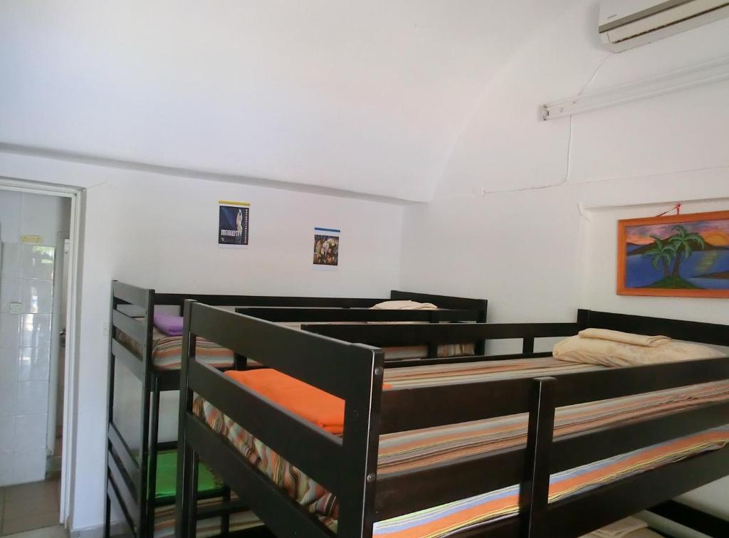 Номер (Кровать в общем мужском номере с 7 кроватями), Santorini Hostel