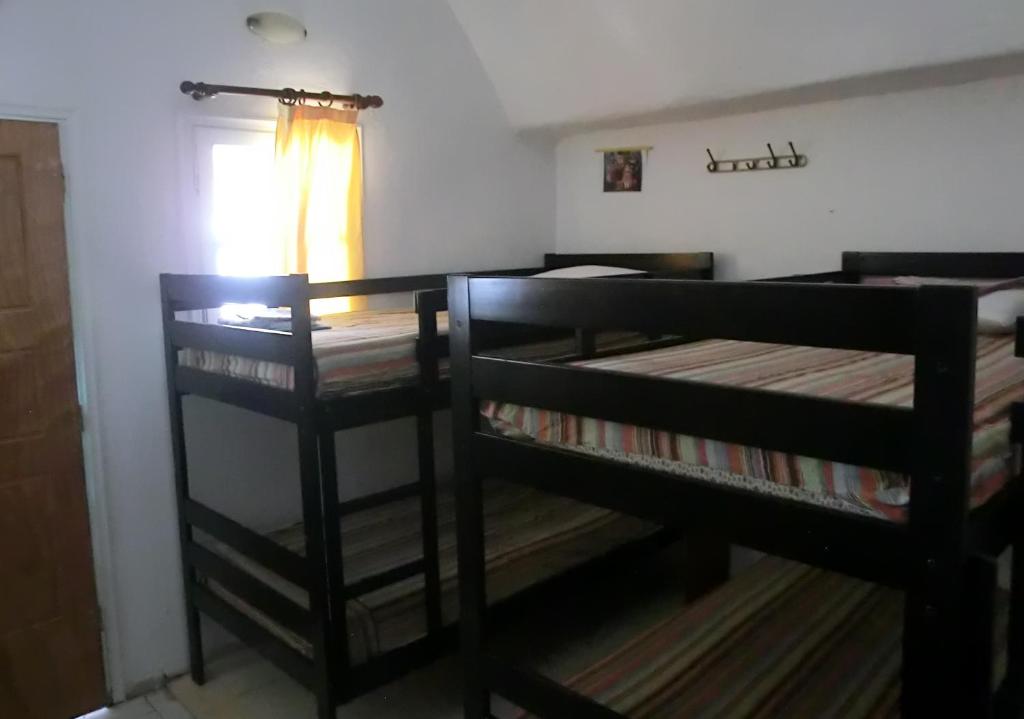 Номер (Кровать в общем мужском номере с 7 кроватями) хостела Santorini Hostel, Тира