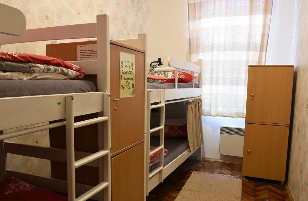 Номер (Кровать в общем номере с 4 кроватями) хостела Hedonist Hostel, Белград