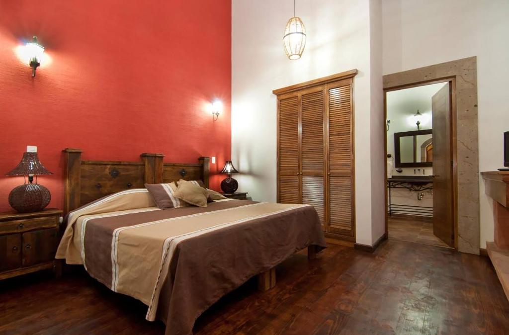 Сьюит (Люкс с кроватью размера «king-size» и гидромассажной ванной) отеля Cabañas y Suites Mansion del Virrey, Пацкуаро