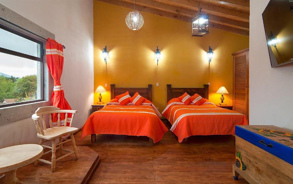 Сьюит (Суперлюкс с кроватью размера «queen-size») отеля Cabañas y Suites Mansion del Virrey, Пацкуаро