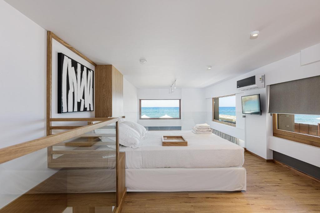 Сьюит (Улучшенный двухуровневый люкс с видом на море) отеля North Coast Seaside Suites, Ретимно, Крит