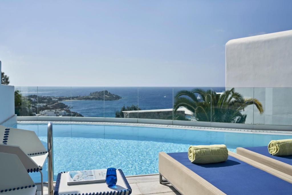 Трехместный (Люкс Thalassa с общим бассейном) отеля Myconian Ambassador Relais & Chateaux, Платис Ялос, Эгейские острова