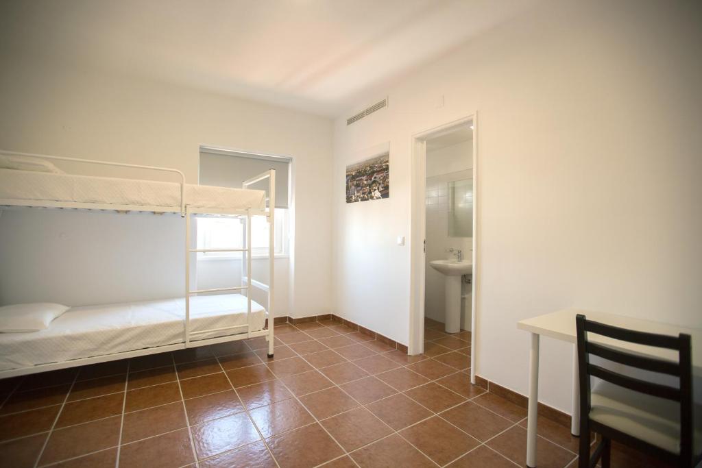 Трехместный (Трехместный номер с ванной комнатой) хостела HI Hostel Evora - Pousada de Juventude, Эвора