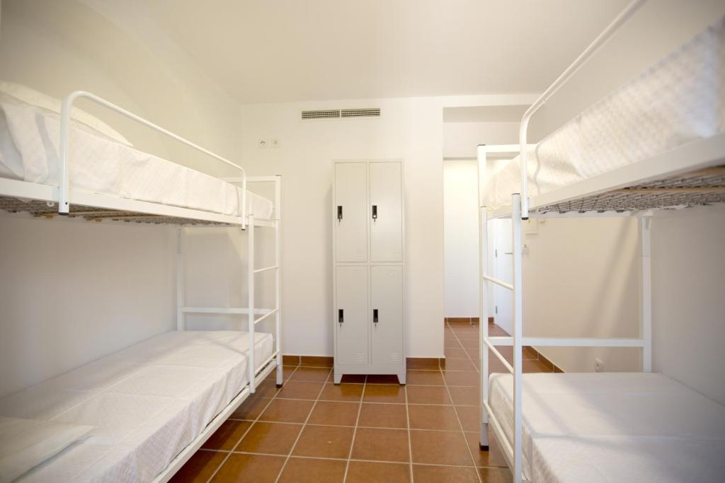 Четырехместный (Четырехместный номер с собственной ванной комнатой) хостела HI Hostel Evora - Pousada de Juventude, Эвора