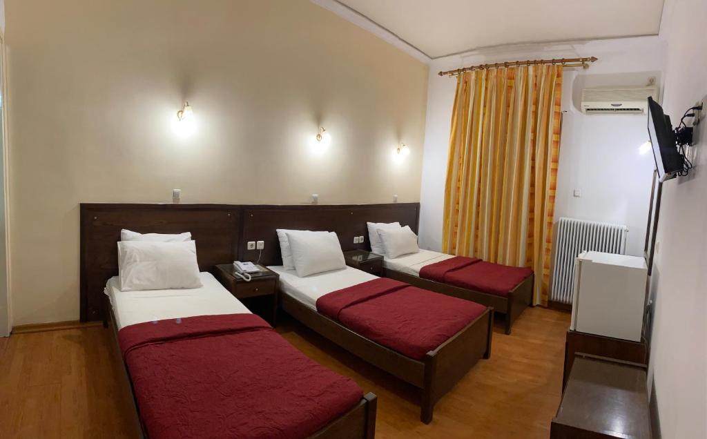 Трехместный (Стандартный трехместный номер) отеля Ξενοδοχείο Acropol, Лариса