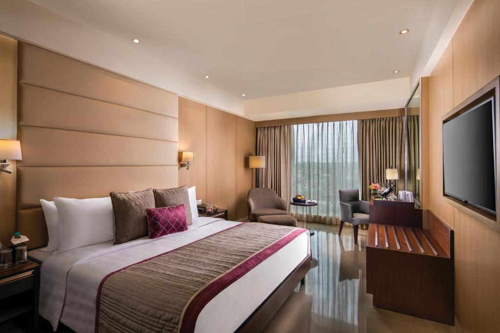 Двухместный (Executive Double Room with complimentary airport transfers and lounge access, 20% discount on Food&Soft beverages, Early check in and late check out for 4 hours, upgrade to next category (subject to avl)), Jaypee Siddharth