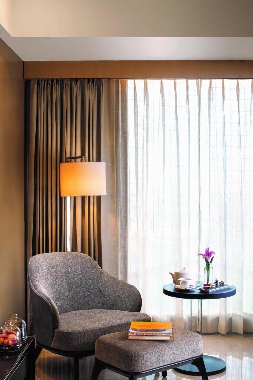 Двухместный (Executive Double Room with complimentary airport transfers and lounge access, 20% discount on Food&Soft beverages, Early check in and late check out for 4 hours, upgrade to next category (subject to avl)), Jaypee Siddharth