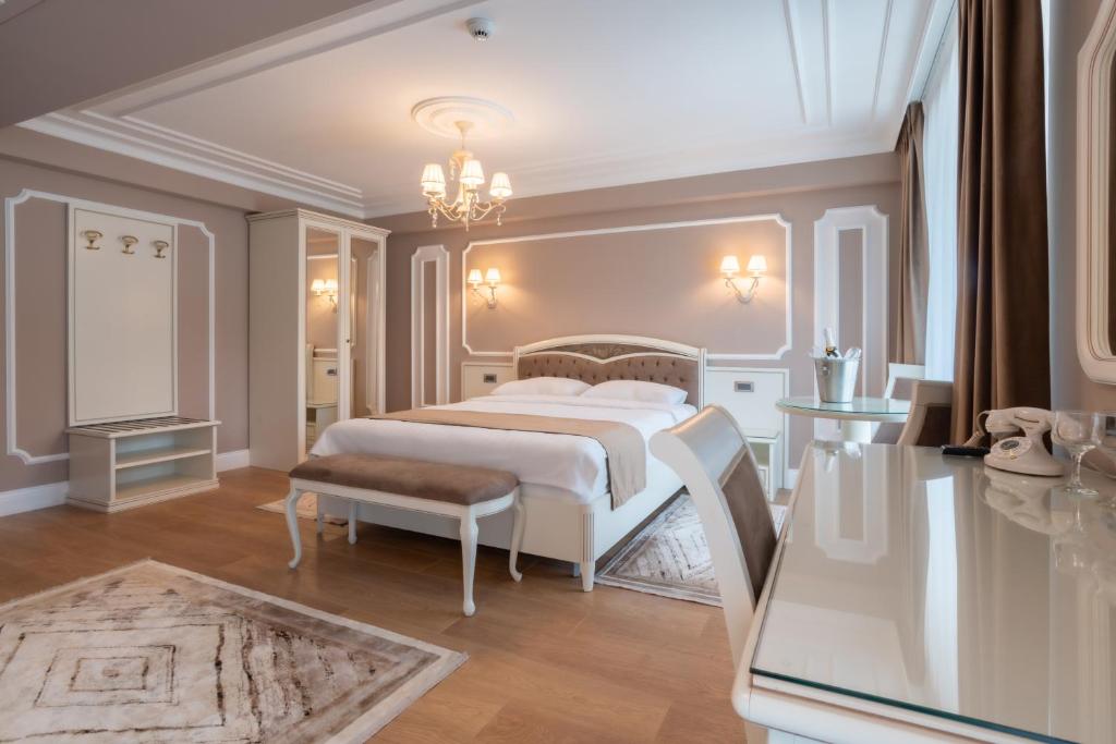 Двухместный (Двухместный номер с двуспальной кроватью и дополнительной кроватью) отеля Hotel Gabriela, Вишеу-де-Сус