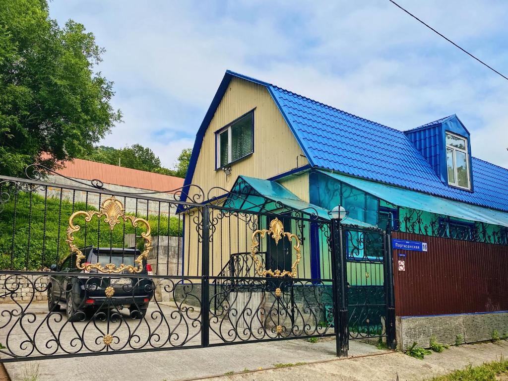 Петропавловск партизанская. Улица Партизанская Петропавловск-Камчатский. Гостевой дом Халабуда Петропавловск Камчатский.
