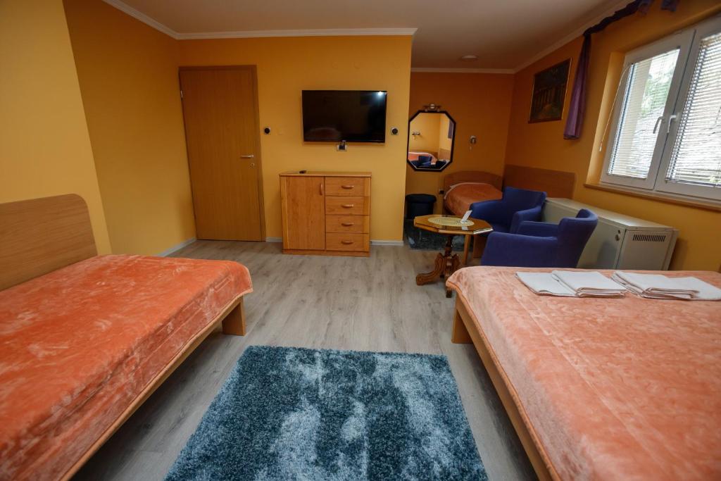 Семейный (Семейный номер Делюкс) семейного отеля Guest House Mali Hotel, Суботица