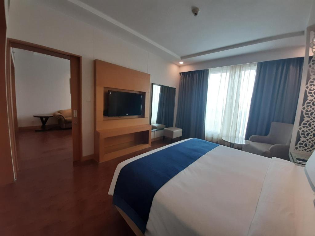 Сьюит (Deluxe Suite With one way Railway Station or  Airport Transfer and with 25% discount on food and Soft beverage,2 hrs early check-in and late check-out subjected to availability and 1+ 1 drink and lunch offer per stay), Holiday Inn Amritsar Ranjit Avenue