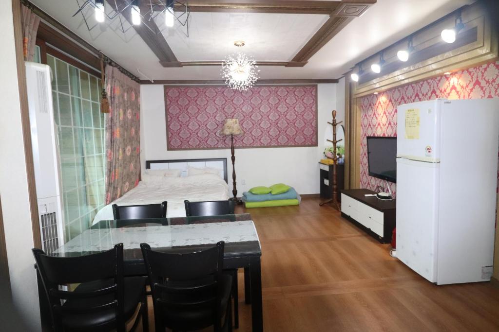 Двухместный (Двухместный номер с 1 кроватью) отеля Gyeongju Raspberry Pension, Кёнджу