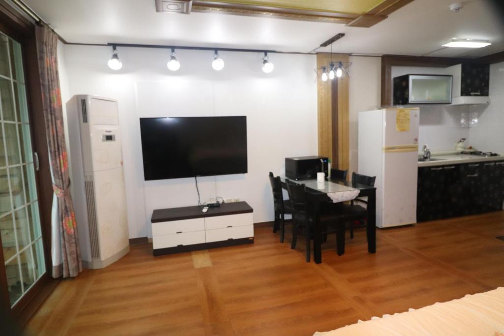 Двухместный (Двухместный номер с 1 кроватью и террасой) отеля Gyeongju Raspberry Pension, Кёнджу