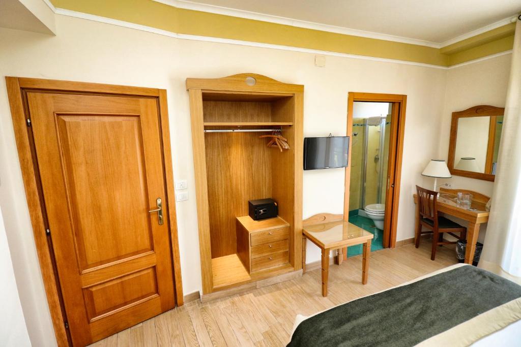 Двухместный (Классический двухместный номер с 1 кроватью) отеля Hotel Tourist, Сорренто