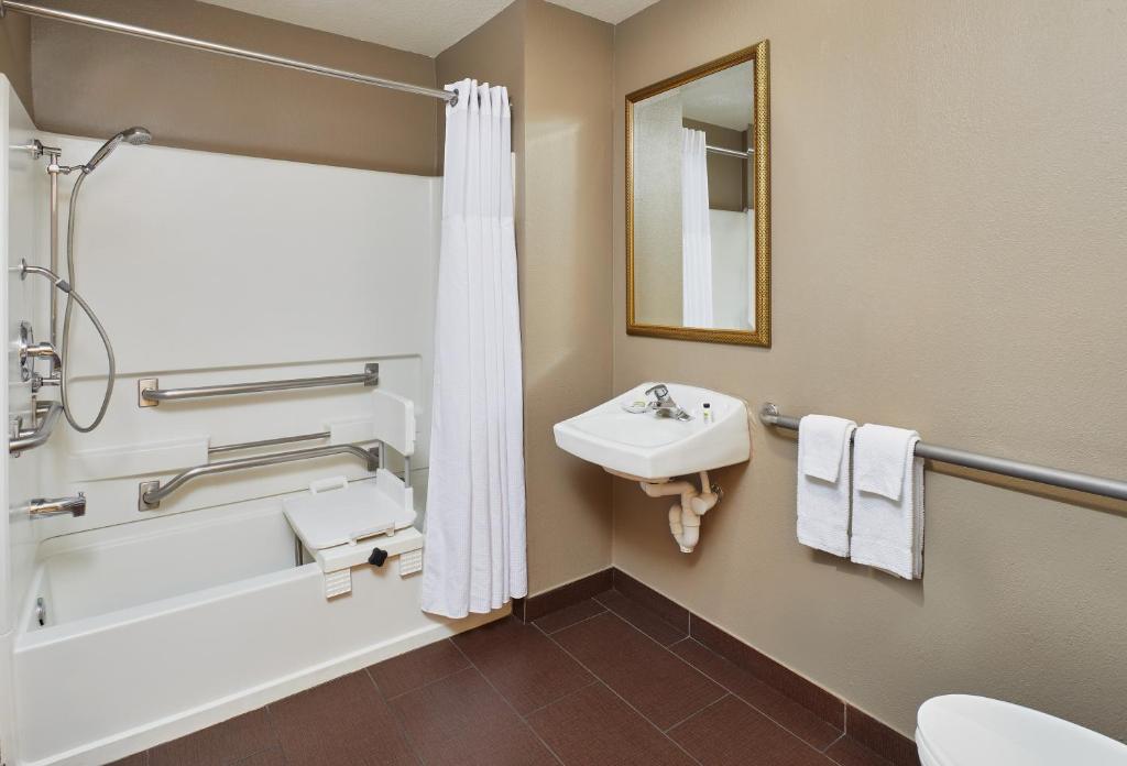 Сьюит (Two Bedroom Suite with Bath Tub – Disability access), Staybridge Suites Orlando South, an IHG Hotel