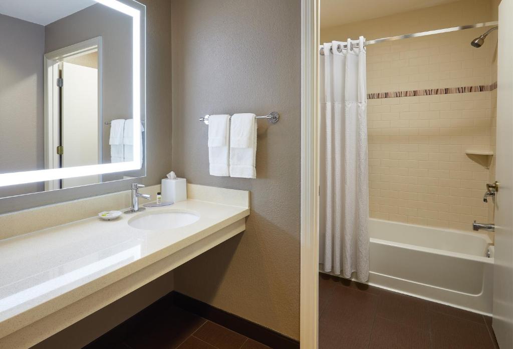 Сьюит (Two Bedroom Suite with Bath Tub – Disability access), Staybridge Suites Orlando South, an IHG Hotel