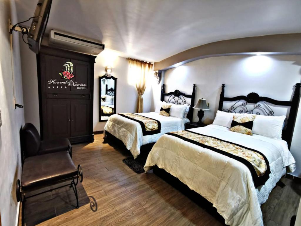 Двухместный (Двухместный номер с 2 двуспальными кроватями) отеля Hotel Hacienda los Narcisos, Сан-Хуан-де-лос-Лагос