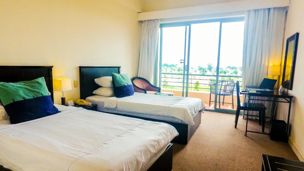 Двухместный (Улучшенный двухместный номер с 1 кроватью или 2 отдельными кроватями, вид на город) курортного отеля Phan Thiet Ocean Dunes Resort, Фантхьет