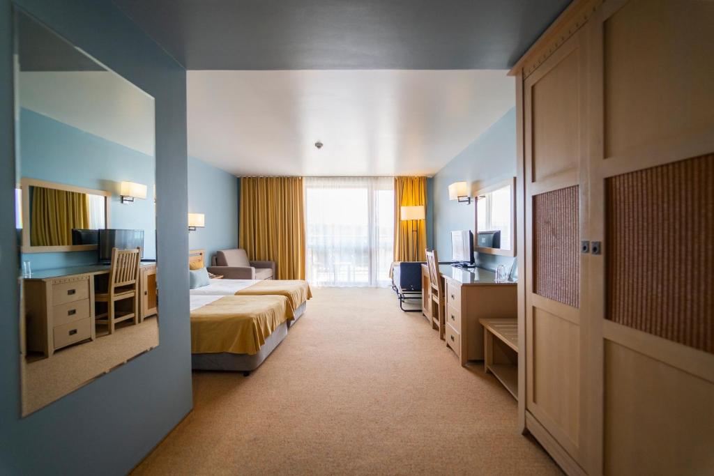Двухместный (Улучшенный двухместный номер с 1 кроватью (для 2 взрослых и 2 детей) — Бесплатная парковка и доступ на пляж) курортного отеля HVD Club Hotel Miramar - Ultra All Inclusive, Обзор