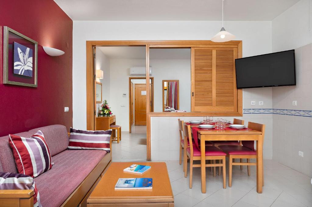 Апартаменты (One-Bedroom Junior Club (2 Adults + 2 Children)), Muthu Forte Da Oura