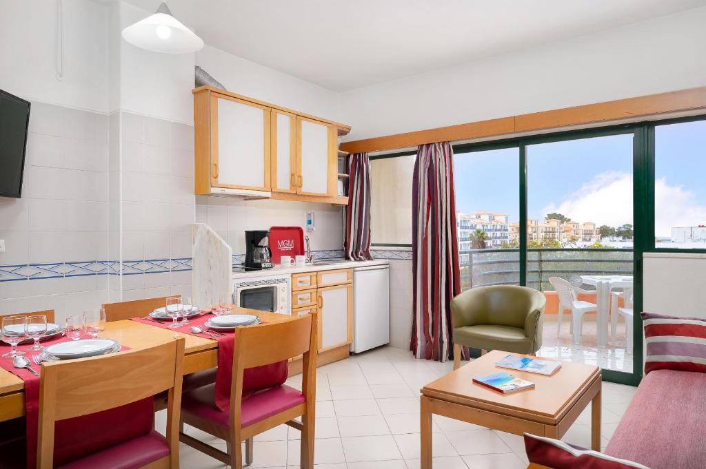 Апартаменты (One-Bedroom Junior Club (2 Adults + 2 Children)), Muthu Forte Da Oura