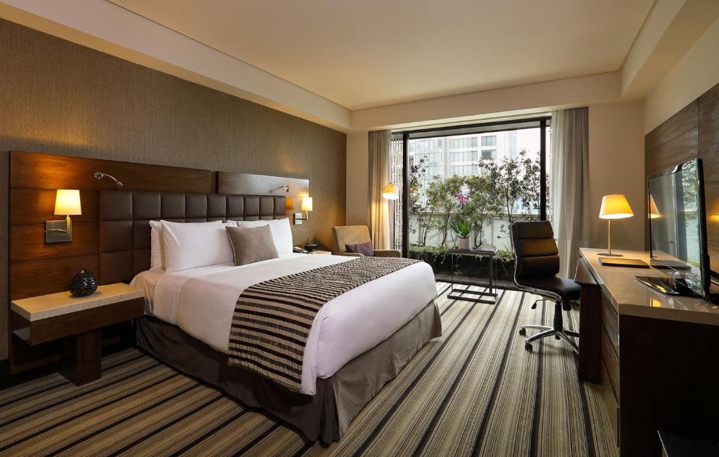 Двухместный (Deluxe Guest room, 1 King Bed, City view) отеля JW Marriott Hotel Mexico City Santa Fe, Мехико