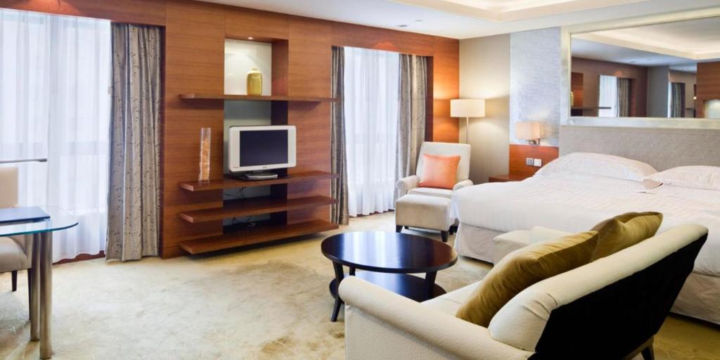 Сьюит (1 King Bed Junior Suite Living Area) отеля Crowne Plaza Beijing Wangfujing, Пекин