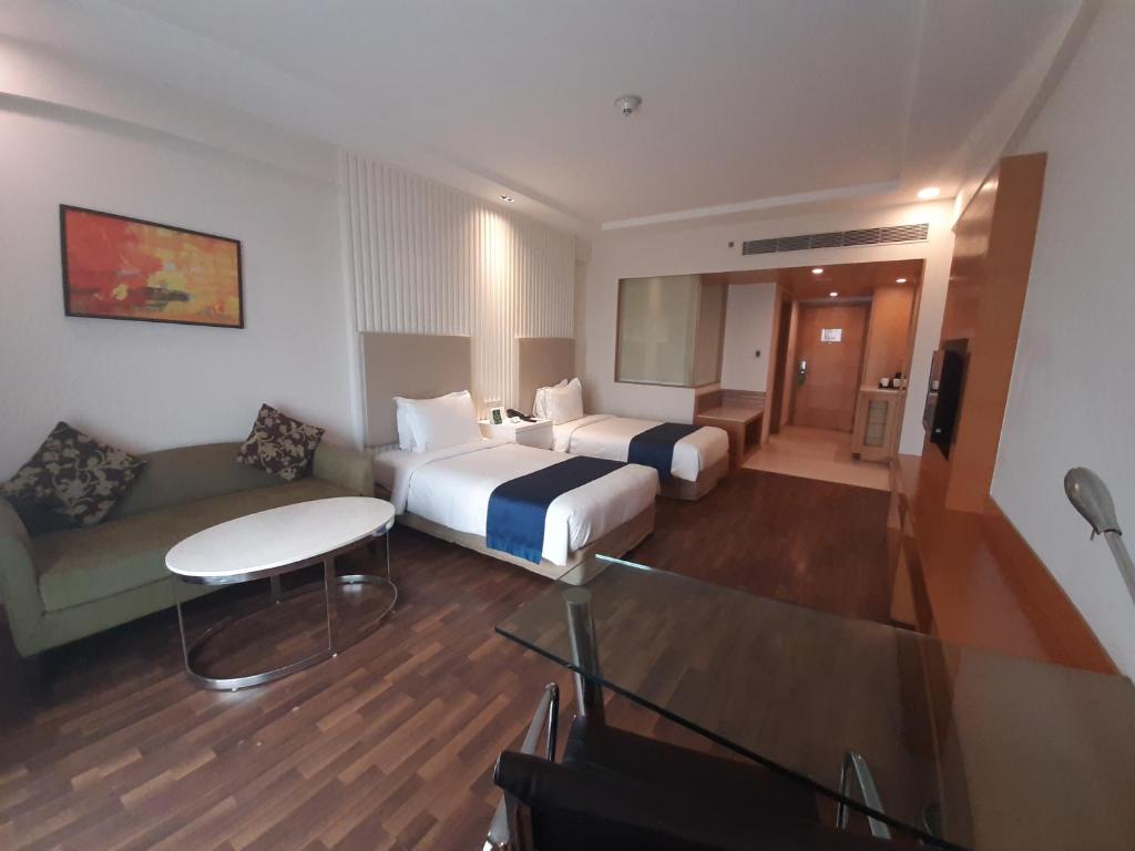 Двухместный (Deluxe Double or Twin Room with 25% discount on food and Soft beverage,2 hrs early check-in and late check-out subjected to availability and 1+ 1 drink and lunch offer per stay), Holiday Inn Amritsar Ranjit Avenue