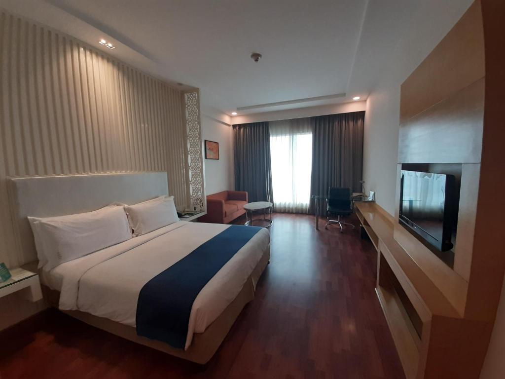 Двухместный (Deluxe Double Room with 25% discount on food and Soft beverage,2 hrs early check-in and late check-out subjected to availability and 1+ 1 drink and lunch offer per stay), Holiday Inn Amritsar Ranjit Avenue