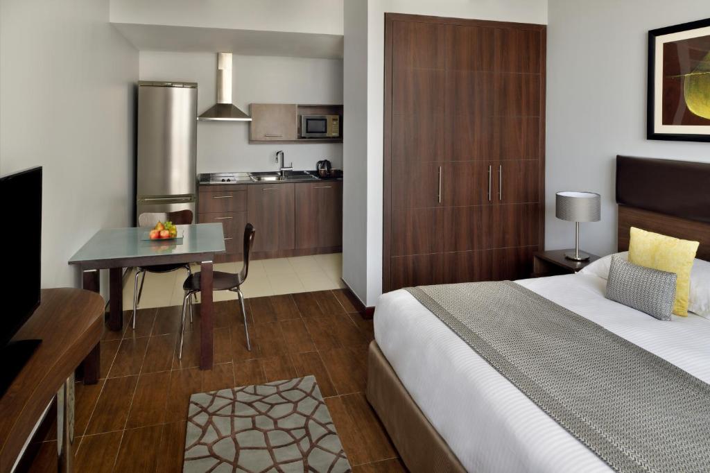 Двухместный (Улучшенный номер с кроватью размера «king-size») апарт-отеля Mövenpick Hotel Apartments Al Mamzar Dubai, Дубай
