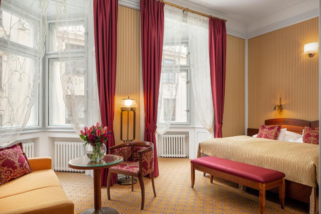 Двухместный (Двухместный номер с 1 кроватью или 2 отдельными кроватями и дополнительной кроватью) отеля Paris Prague, Прага