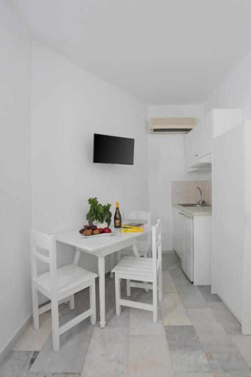 Апартаменты (Family Apartment Semi-Basement (4 Adults)), Marileta Apartments