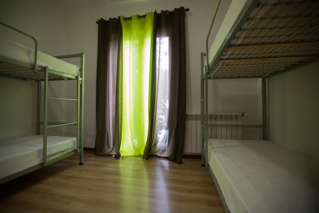 Номер (Спальное место на двухъярусной кровати в общем номере для мужчин) хостела HI Hostel Lousa - Pousada de Juventude, Луса